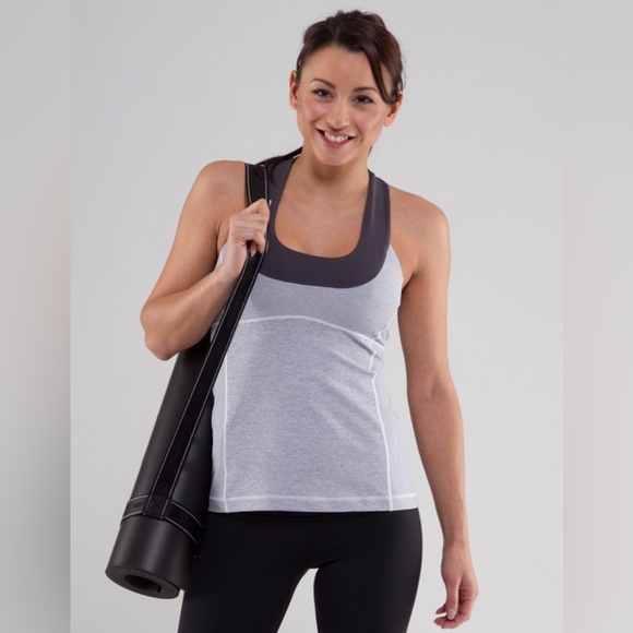 Women’s Lululemon Scoop Neck Racerback Striped Tank Top With Shelf Bra Size 6 - Picture 1 of 16